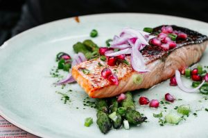 fish with onions and asparagus